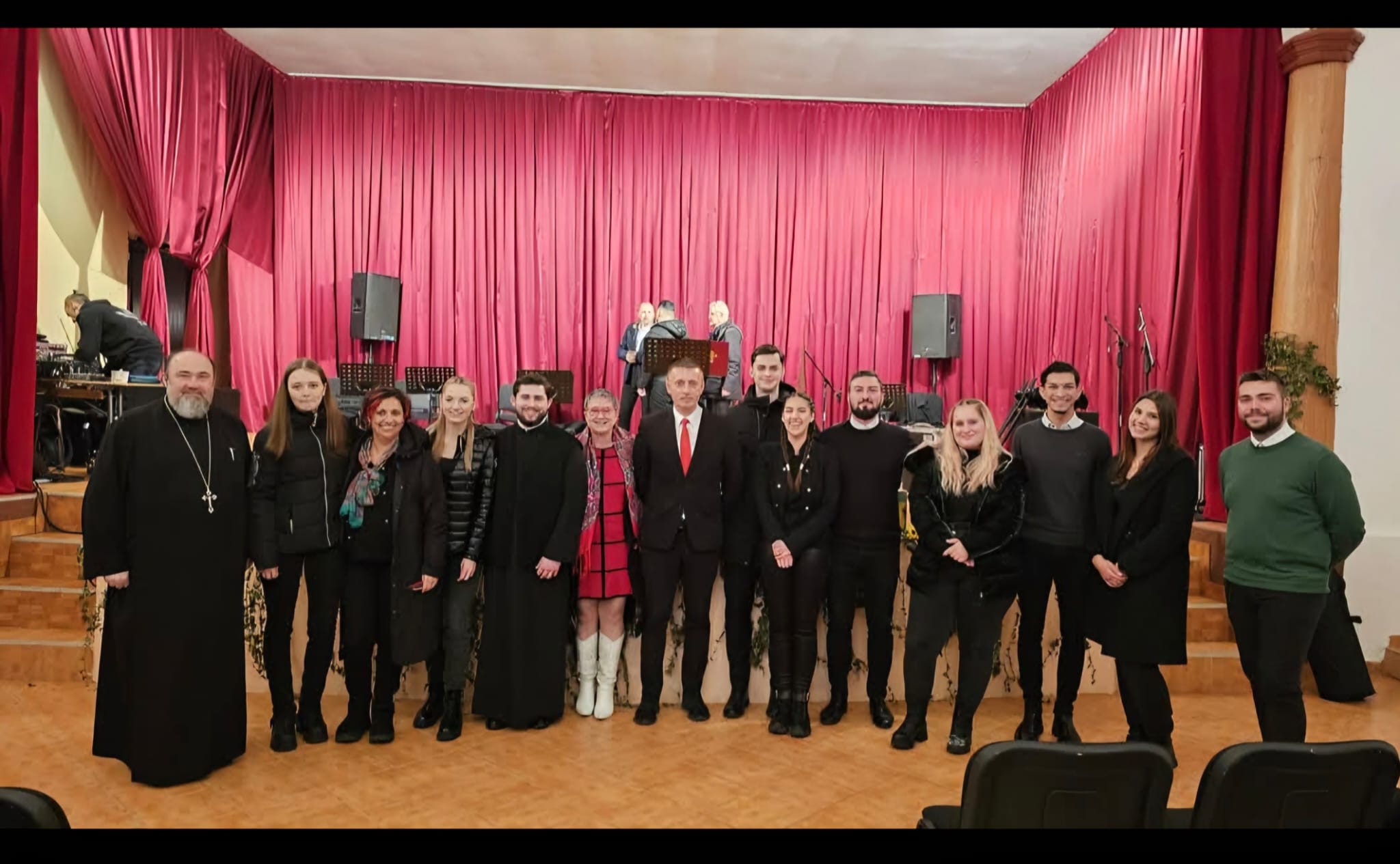 Eveniment comunitar pe scenă